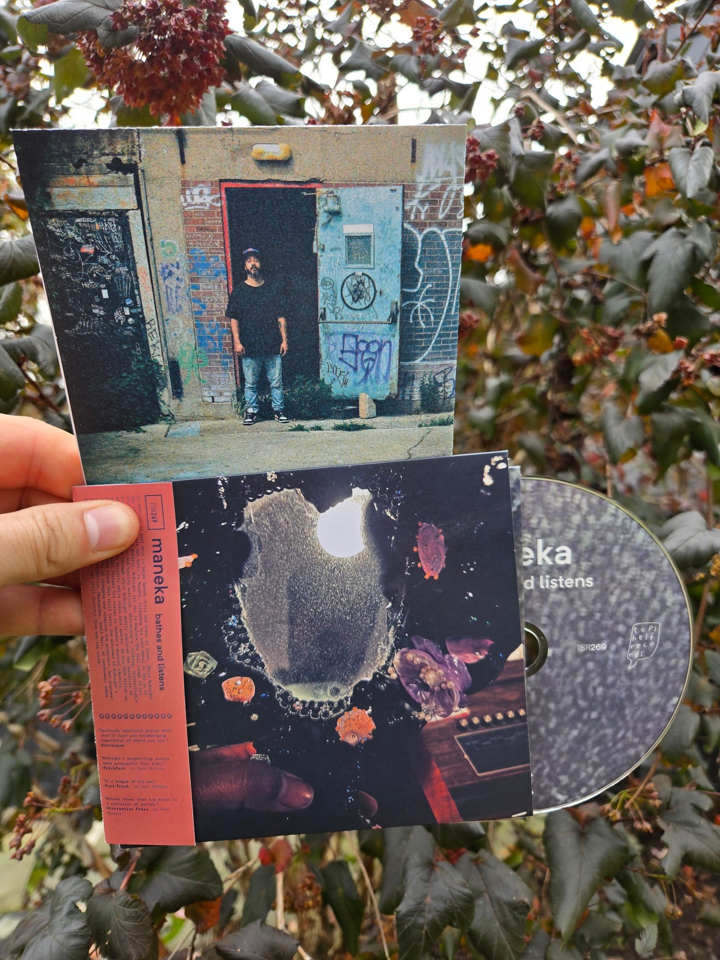 Maneka - bathes and listens CD